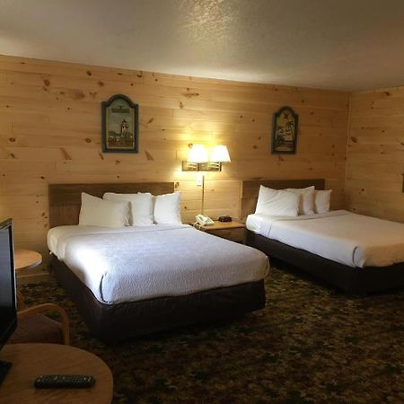 Great Mackinaw Beachfront Hotel Маккино Сити Экстерьер фото
